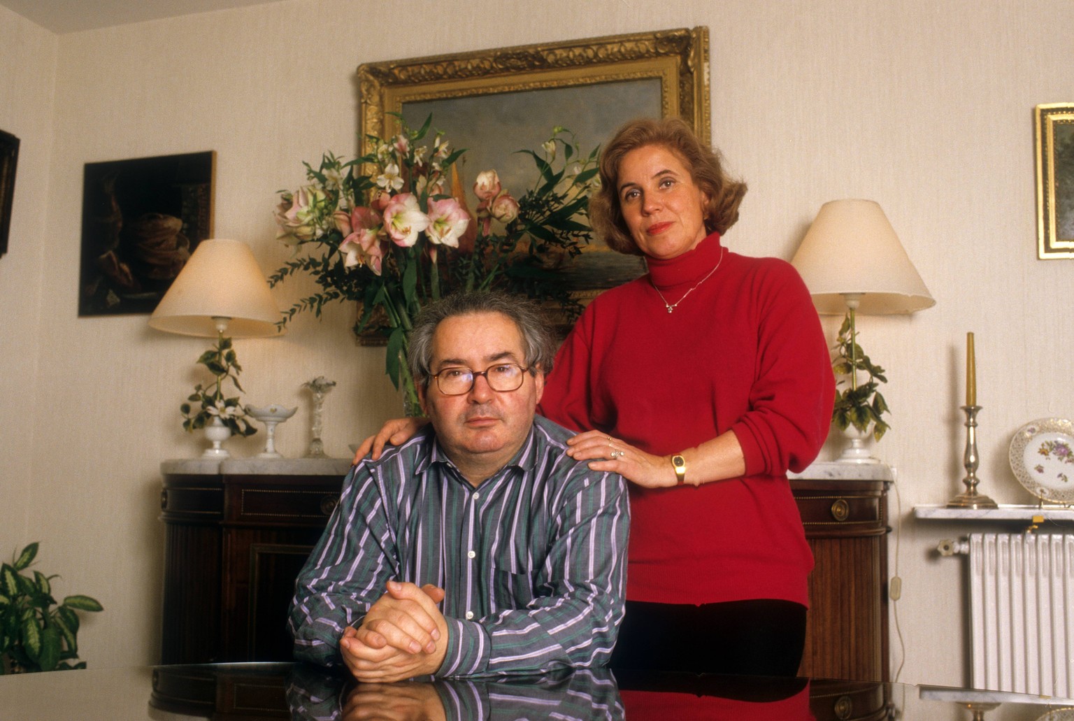 Journalistin Beate Klarsfeld mit Ehemann Serge Klarsfeld (Historiker) in ihrer Wohnung in Paris; Aufnahmedatum geschätzt