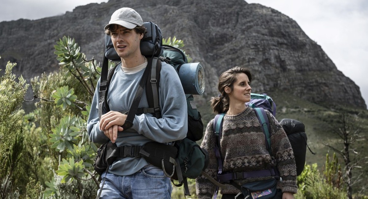 Die Münchnerin Ursula Glück (Amelie Kiefer) und ihr israelischer Mann Jona Kepler (Thomas Prenn) auf ihrer Hochzeitsreise auf dem Inka-Pfad in Peru.