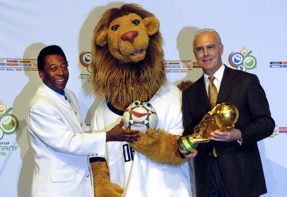 ARCHIV - 13.11.2004, Sachsen, Leipzig: Der damalige Pr�sident des Organisationskomitees der FIFA WM 2006 in Deutschland, Franz Beckenbauer (r), und die brasilianische Fu�ball-Legende Pele, stellen das ...