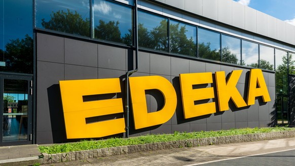 Die Edeka-Gruppe ist ein genossenschaftlich organisierter kooperativer Unternehmensverbund im deutschen Einzelhandel Kiel Suchsdorf Schleswig-Holstein Deutschland *** The Edeka Group is a co-operative ...