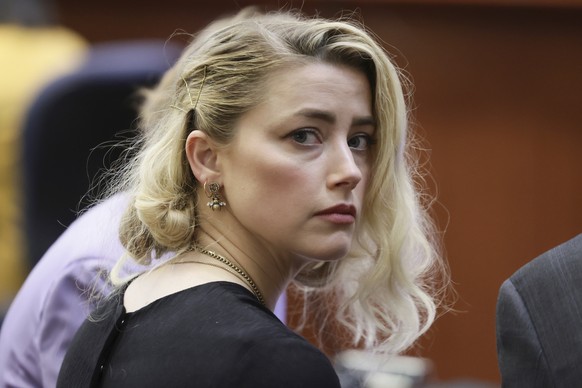 01.06.2022, USA, Fairfax: Amber Heard wartet vor der Verlesung des Urteils im Fairfax County Circuit Courthouse. Im Verleumdungsprozess zwischen Hollywood-Star Johnny Depp�und seiner Ex-Ehefrau Amber  ...