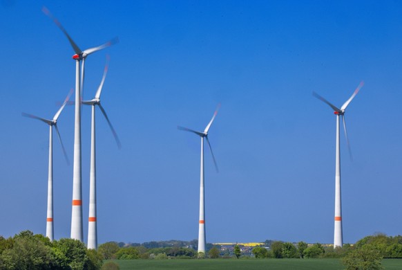 02.05.2024, Mecklenburg-Vorpommern, Schönberg: Windräder drehen sich in einem Energiepark und erzeugen Strom (Aufnahme mit langer Belichtungszeit). Ende 2023 waren im Nordosten 1852 Windräder mit eine ...