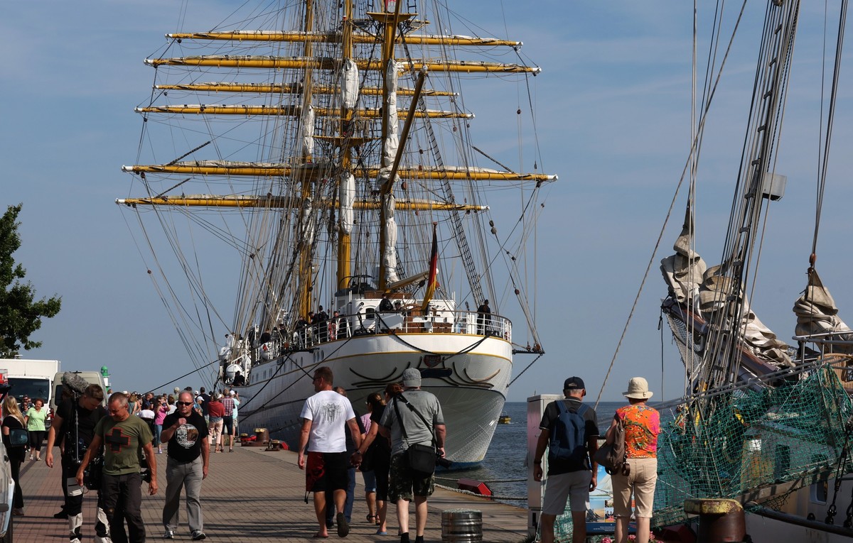 07.08.2024, Mecklenburg-Vorpommern, Warnem�nde: Die "Gorch Fock", das Segelschulschiff der Deutschen Marine, hat als Gast der Hanse Sail am Passagierkai des Ostseebades Warnem�nde festgemach ...