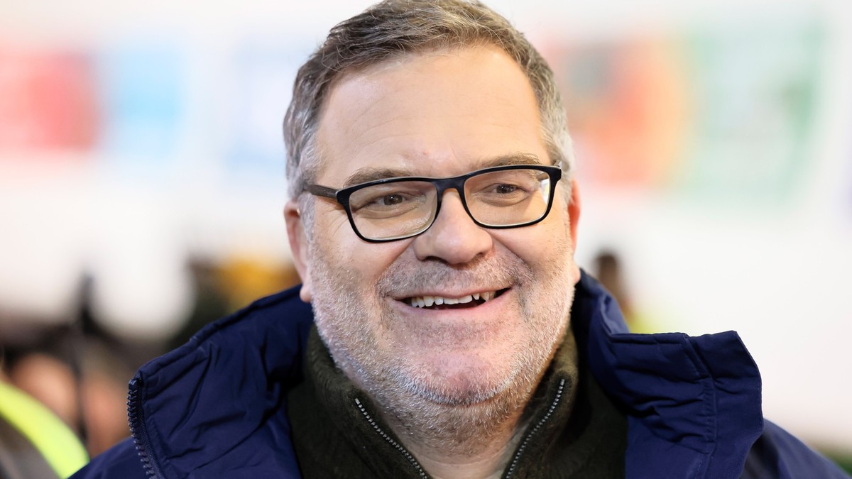 ARCHIV - 12.11.2022, Nordrhein-Westfalen, Winterberg: Elton, Moderator der &quot;TV total Wok WM&quot; von ProSieben, steht am Eiskanal der Bob- und Rodelbahn in Winterberg. Elton wird bald auch im RT ...