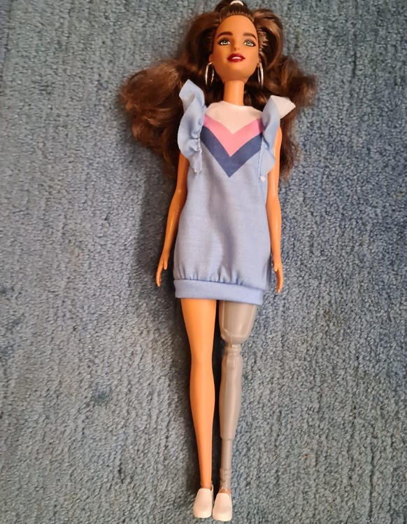Diese Barbie hat eine Beinprothese.
