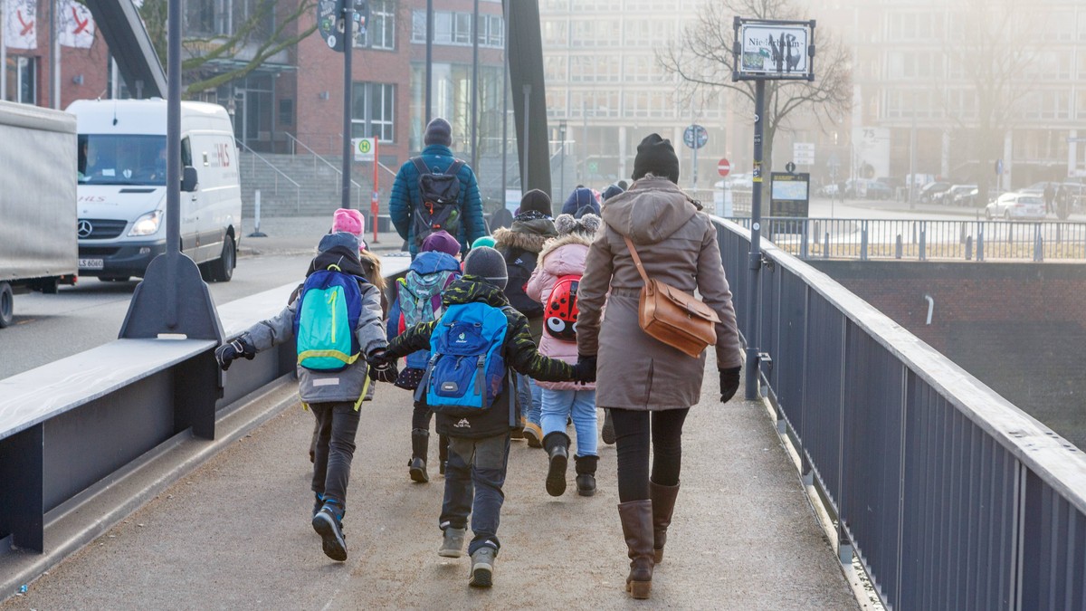 DEU, Deutschland, Hamburg, 09.02.2018: Schulklasse beim Schulausflug *** DEU Germany Hamburg 09 02 2018 School class on school trip