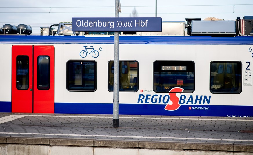 12.12.2022, Niedersachsen, Oldenburg: Eine Regio-S-Bahn hält an einem Bahnsteig im Hauptbahnhof. Die Deutsche Bahn hat die modernisierte und elektrifizierte Bahnstrecke zwischen Oldenburg und Wilhelms ...