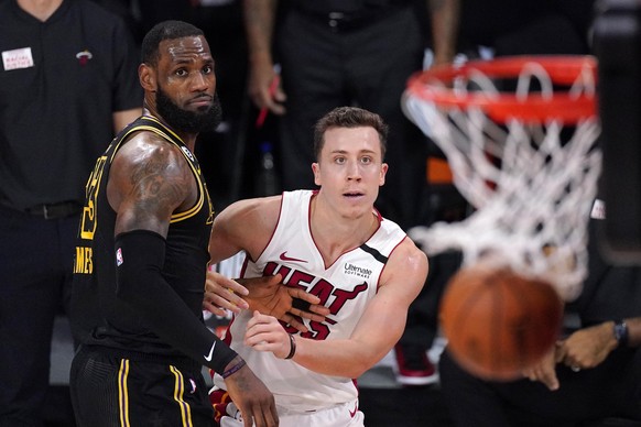 LeBron James (l.) und Duncan Robinson von den Miami Heat sehen einen Ball durchs Netz fallen.