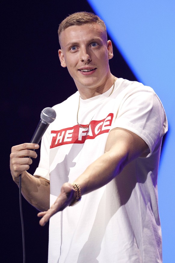 Felix Lobrecht steht als Stand-up-Comedian auf der Bühne.