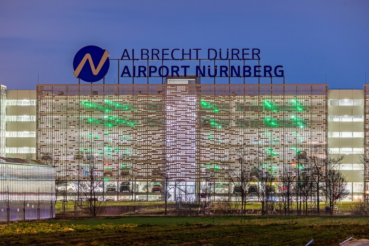 Blick über die Felder des Nürnberger Knoblauchsland bei Nacht auf das Parkhaus P4 des Nürnberger Albrecht-Dürer Flughafen bei Nacht. Nürnberg Bayern Deutschland *** View over the fields of Nuremberg K ...