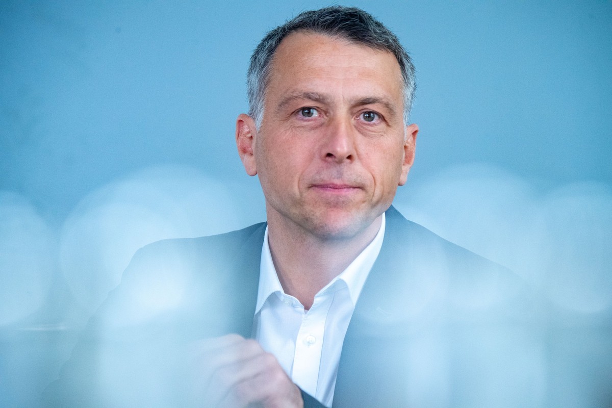01.03.2023, Mecklenburg-Vorpommern, Stralsund: Stefan Kerth (SPD), Landrat des Landkreis Vorpommern-Rügen, aufgenommen im Landratsbüro in Stralsund. Kerth fordert mehr Ehrlichkeit von politisch Verant ...