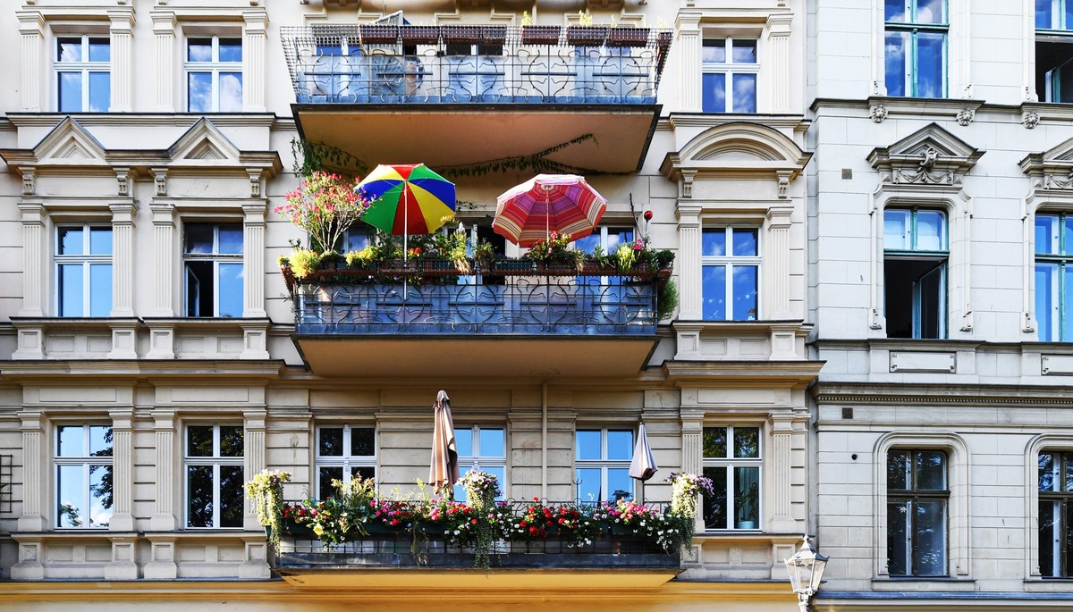 ARCHIV - Wiederholung vom 11.10.2023 - Beste Lage und Balkon sind bei der Wohnungssuche schwer zu finden. Wer kreativ und abseits der