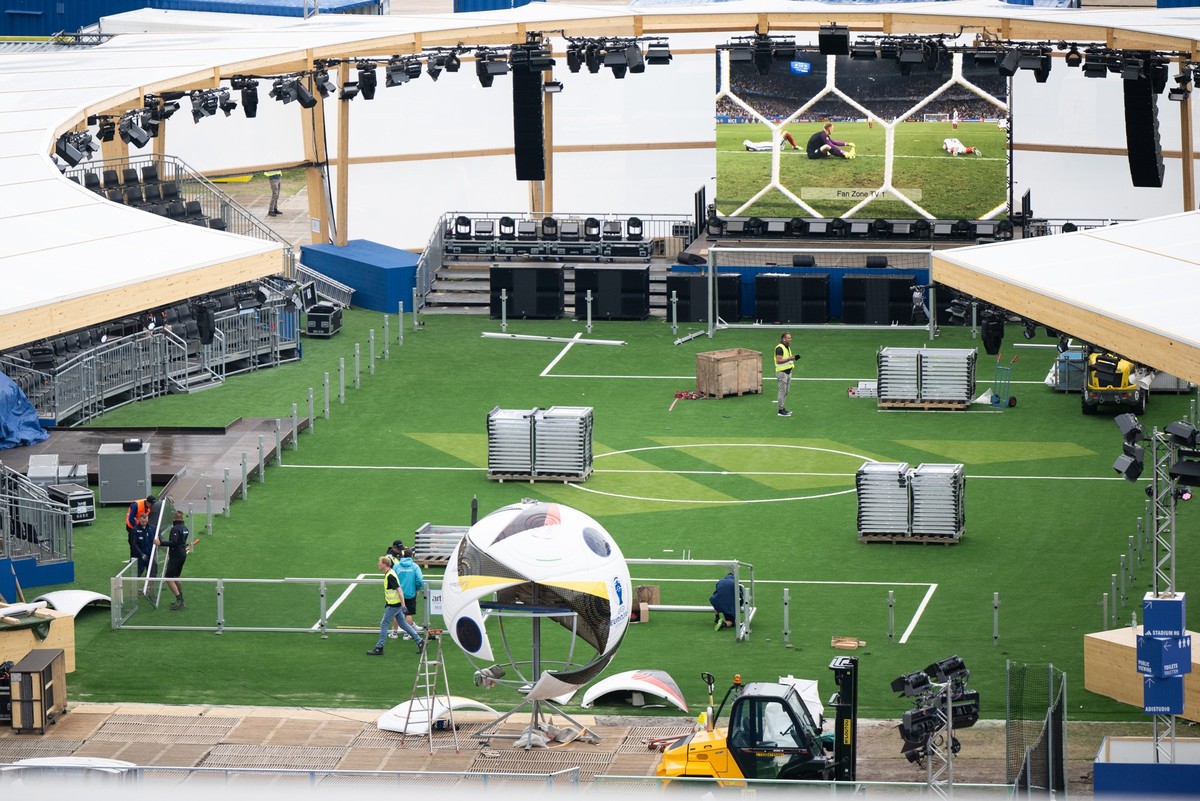 12.06.2024, Berlin: Arbeiter bauen drei Tage vor dem Er