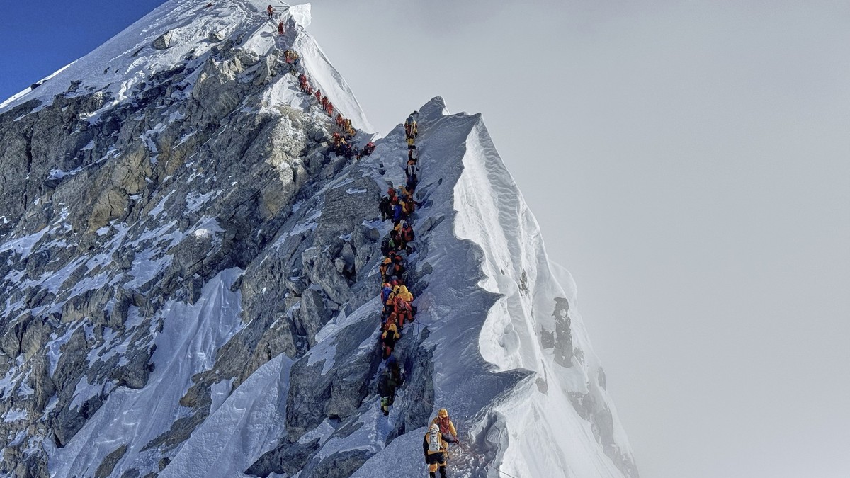 ARCHIV - 18.05.2025, Nepal, Everest: Bergsteiger bilden eine Schlange, während sie sich dem Gipfel des Mount Everest in Nepal nähern. (zu dpa: «Himalaya, Karakorum, Alpen - Wann wird der Berg zum Grab ...
