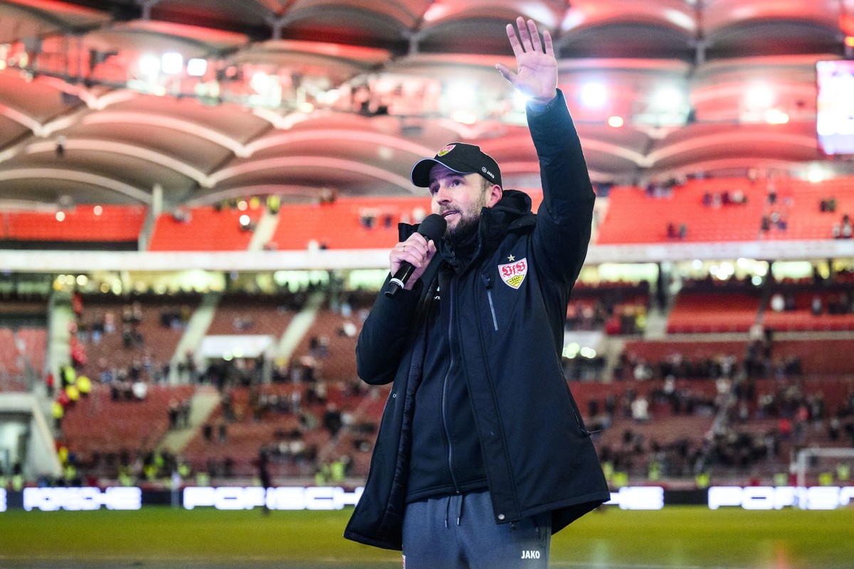ARCHIV - 20.12.2023, Baden-Württemberg, Stuttgart: Fußball: Bundesliga, VfB Stuttgart - FC Augsburg, 16. Spieltag, MHPArena. Stuttgarts Trainer Sebastian Hoeneß spricht nach dem Spiel zu den Fans und  ...