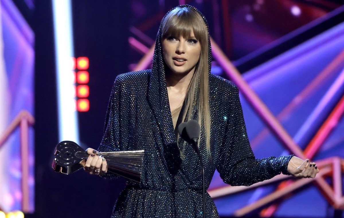 LOS ANGELES, CALIFORNIA - MARCH 27: (FOR EDITORIAL USE ONLY) Taylor Swift accepts the Song of the Year award for “Anti-Hero” onstage during the 2023 iHeartRadio Music Awards at Dolby Theatre in Los An ...