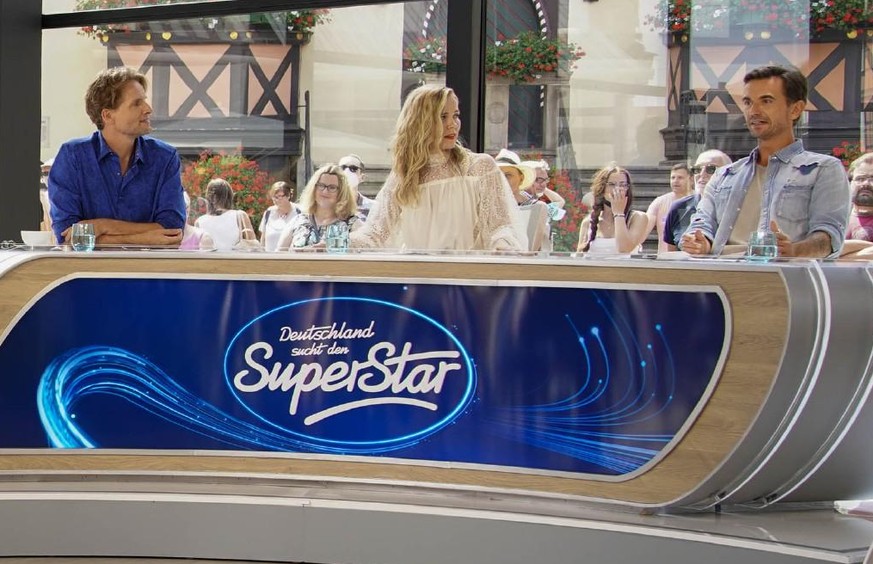 Leandro Bojani aus Haar versucht die Jury mit Toby Gad (l.), Ilse DeLange und Florian Silbereisen von sich zu überzeugen.

Die Verwendung des sendungsbezogenen Materials ist nur mit dem Hinweis und Ve ...