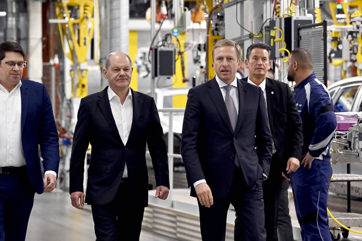 Bundeskanzler Olaf Scholz SPD und BMW-Chef Oliver Zipse r bei seinem Werksrundgang im BMW Group Werk M
