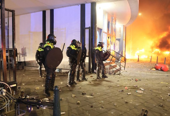 17.02.2024, Niederlande, Den Haag: Die Polizei ist am Eingang des Opernhauszentrums am Fruitweg stationiert, wo es brennt. Die Polizei greift in eine Konfrontation zwischen zwei Eritreergruppen ein, n ...