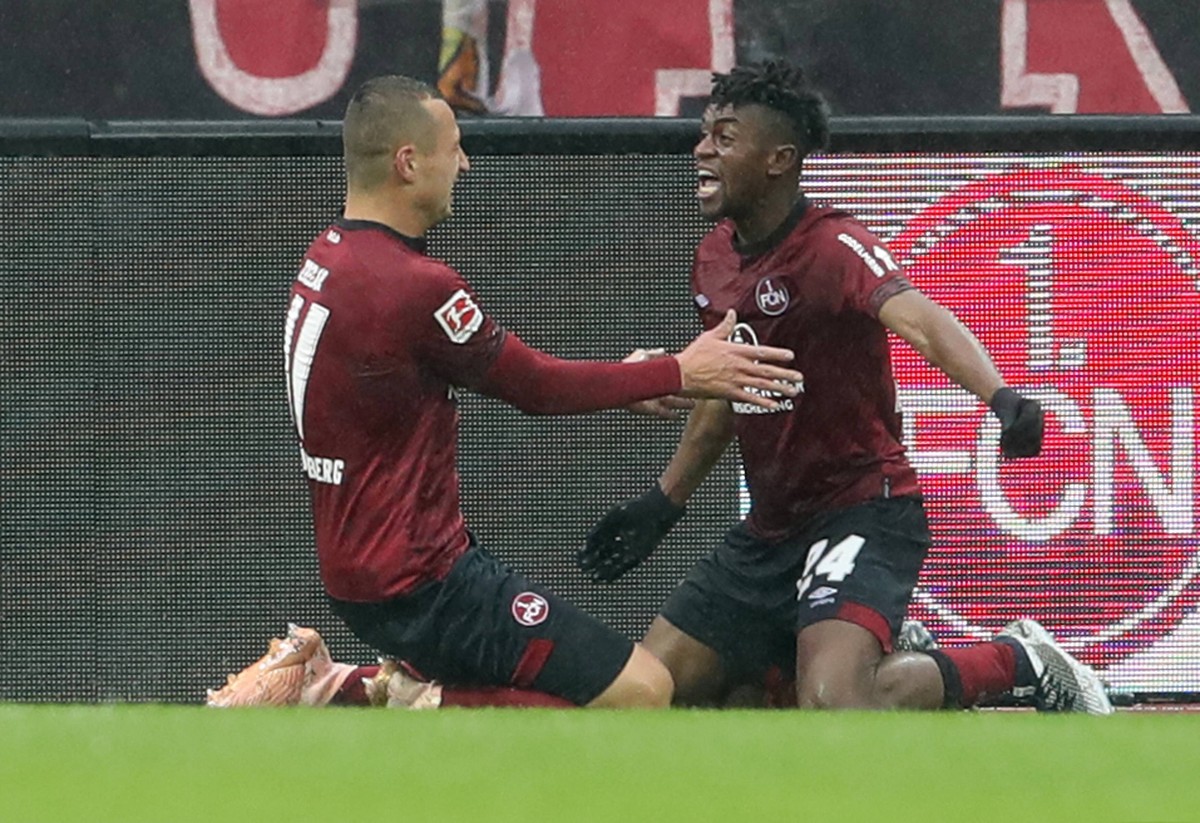Deutschland, Nuernberg, Max-Morlock-Stadion, 28.10.2018, Fussball - 1. Bundesliga - 1. FC Nuernberg - Eintracht Frankfurt v. l. Torschuetze Adam Zrelak (1.FC Nuernberg, 11) und Virgil Misidjan (1.FC N ...