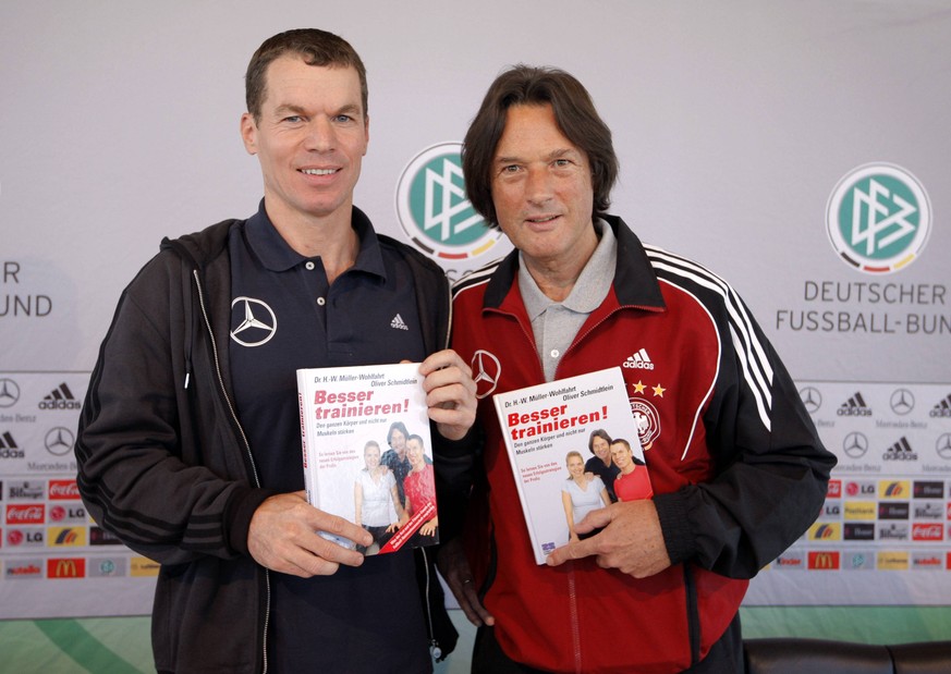 Im Jahr 2007 präsentierten Oliver Schmidtlein und Dr. Hans-Wilhelm Müller-Wohlfahrt (r.), der langjährige Arzt der Nationalelf und des FC Bayern München, ihr gemeinsames Buch "Besser trainieren!".