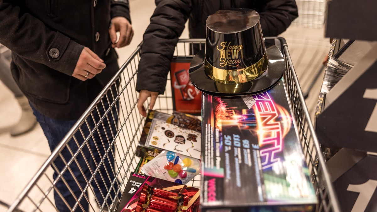 28.12.2024, Brandenburg, Cottbus: Ein Kunde eines Supermarktes legt Feuerwerk und andere Silvesterartikel in seinen Einkaufswagen. Am heutigen Tag beginnt der Verkauf von Silvesterfeuerwerk. Bis zum S ...