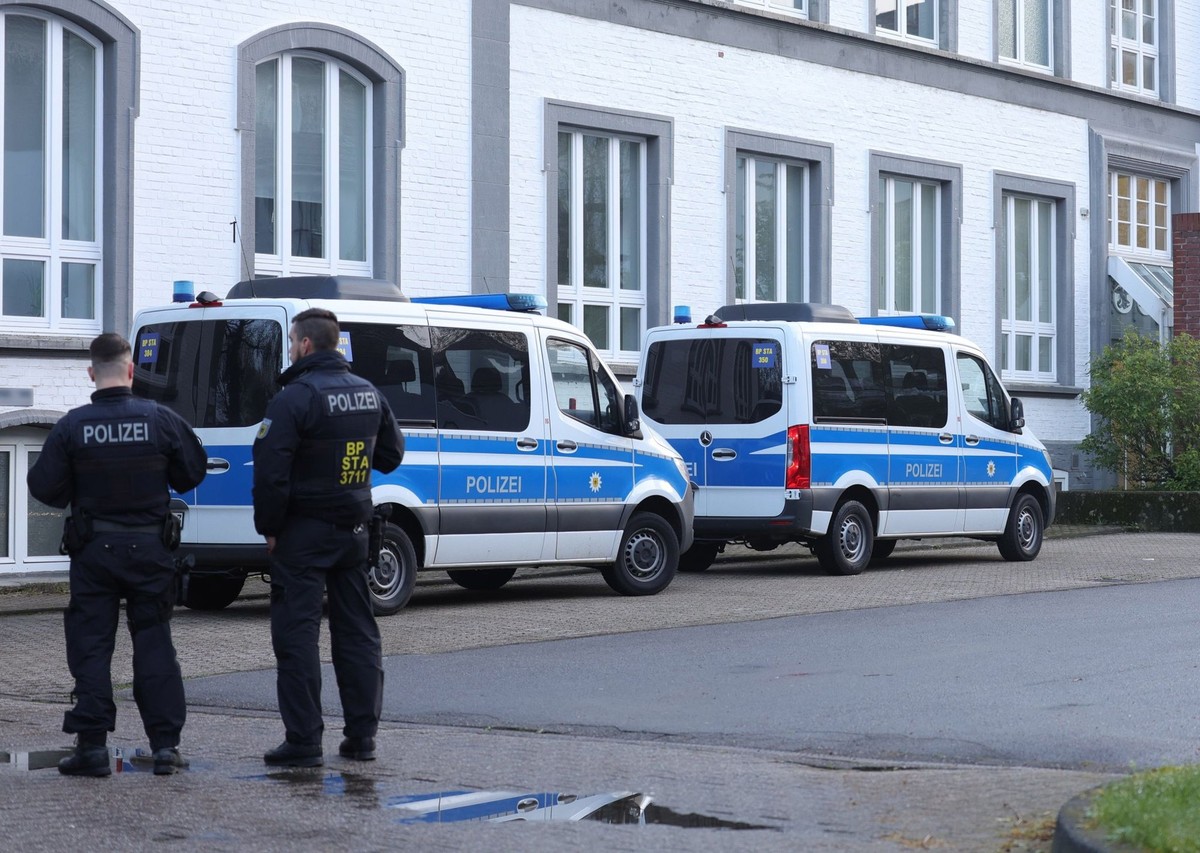17.04.2024, Solingen: Polizeibeamte stehen in der N