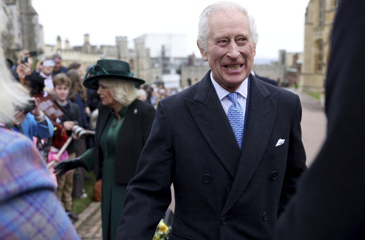 31.03.2024, Großbritannien, Windsor: König Charles III. und Königin Camilla begrüßen am Ostersonntag die Menschen nach dem Ostergottesdienst in der St. George&#039;s Chapel auf Schloss Windsor. Foto:  ...