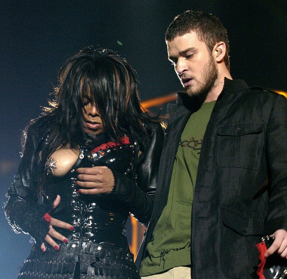Die Sängerin Janet Jackson schaut am 1.2.2004 bei der Show in der Halbzeitpause des Super Bowl auf ihre rechte Brust, die beim Duett mit US-Sänger Justin Timberlake sichtbar geworden ist. Timberlake h ...