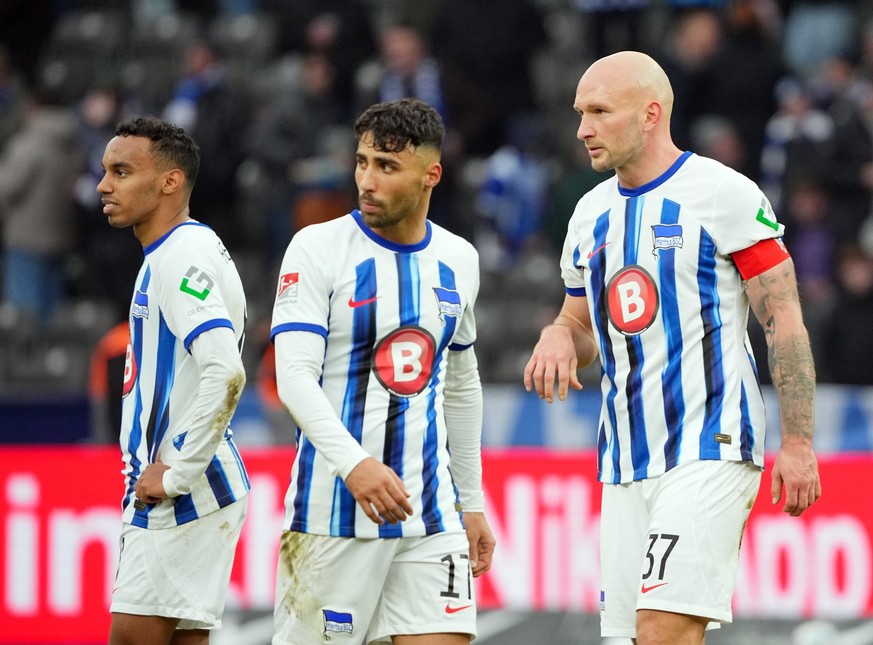 16.12.2023, Berlin: Fußball: 2. Bundesliga, Hertha BSC - VfL Osnabrück, 17. Spieltag, Olympiastadion, Herthas Spieler Bilal Hussein (l-r), Nader El-Jindaoui und Toni Leistner reagieren nach dem Schlus ...