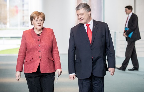 ARCHIV - 12.04.2019, Berlin: Damalige Bundeskanzlerin Angela Merkel (CDU) kommt neben dem damaligen ukrainischen Präsidenten Petro Poroschenko zu einer Pressekonferenz nach einem gemeinsamen Gespräch  ...