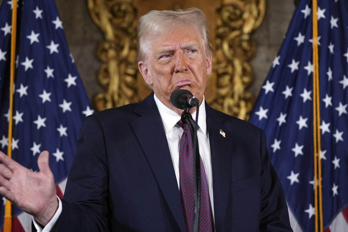 07.01.2025, USA, Palm Beach: Der designierte US-Präsident Donald Trump spricht während einer Pressekonferenz in Mar-a-Lago. Foto: Evan Vucci/AP/dpa +++ dpa-Bildfunk +++