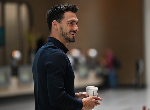 09.10.2023, Hessen, Frankfurt/Main: Nationalspieler Mats Hummels steht vor dem Abflug der DFB-Mannschaft in die USA in der Lobby des Hotels am Frankfurter Flughafen. Am Nachmittag fliegt die deutsche  ...