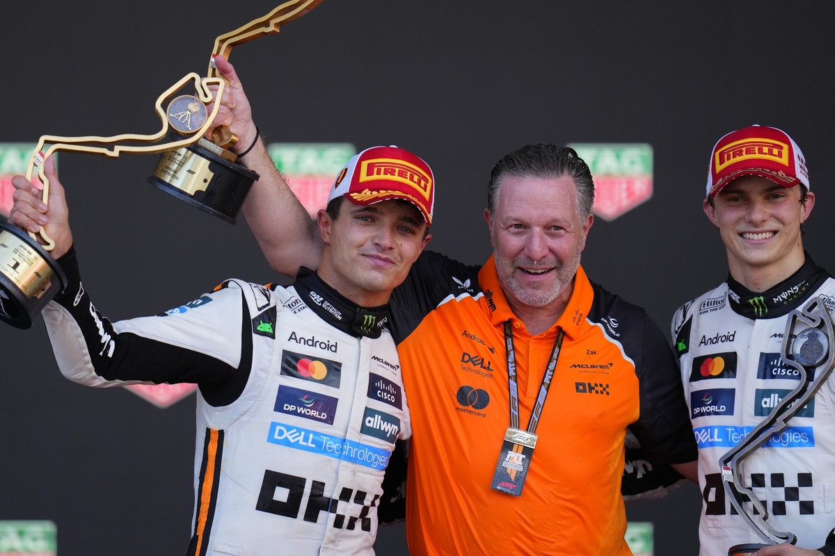 ARCHIV - 25.05.2025, Monaco: Motorsport: Formel-1-Weltmeisterschaft, Grand Prix von Monaco, Rennen. Der britische McLaren-Pilot Lando Norris (l) jubelt neben McLaren-Chef Zak Brown (M) und dem austral ...