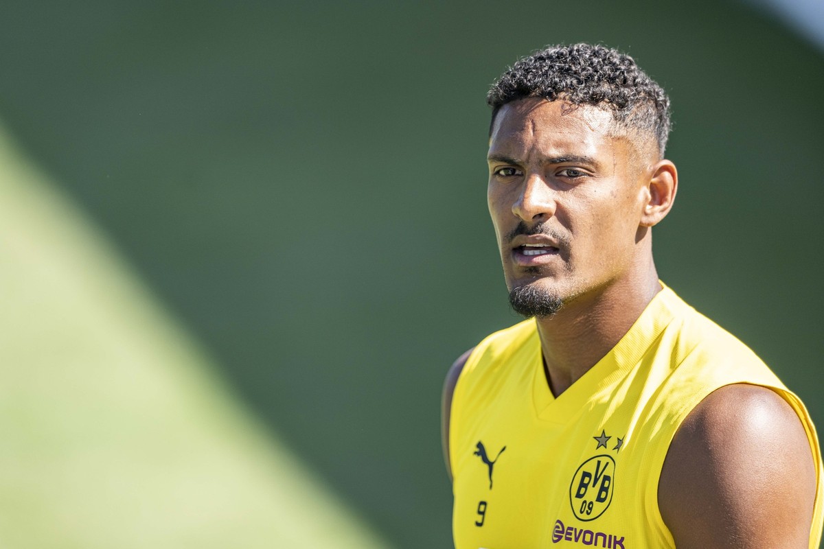 ARCHIV - 17.07.2022, Schweiz, Bad Ragaz: Fu�ball, Trainingslager von Borussia Dortmund, Tag 3: Sebastien Haller kommt aus dem Fitnesszelt. (zu dpa: �B�sartiger Tumor bei Haller - Kehl: �Heilungschance ...