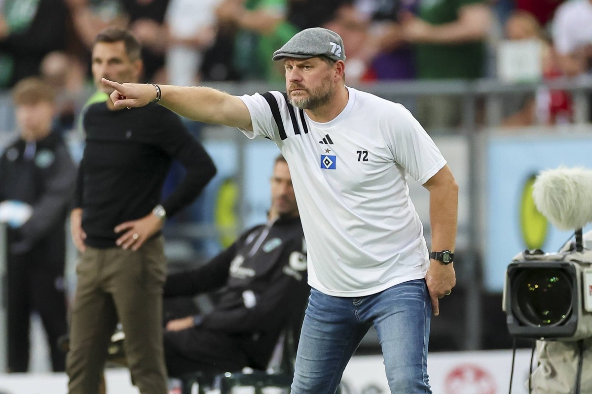 Trainer Steffen Baumgart Hamburger SV gestikuliert, 2. Bundesliga, Hannover 96 vs Hamburger SV, Heinz von Heiden Arena am 23. August 2024 in Hannover, Deutschland. Foto von Marco Steinbrenner/DeFodi I ...