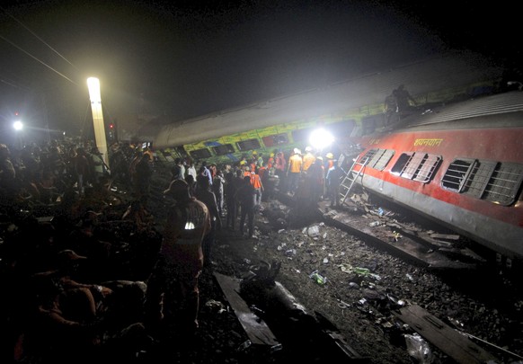 03.06.2023, Indien, Balasore: Rettungskräfte arbeiten an der Unglücksstelle, nach einem schweren Zugunglück im indischen Bundesstaat Odisha. Bei dem Zugunglück im sind neuen Angaben zufolge mindestens ...