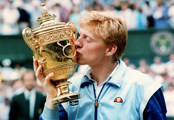 ARCHIV - 06.07.1986, Gro�britannien, Wimbledon: Der damals 18-j�hrige Leimener Boris Becker gewinnt zum zweiten Mal in Folge das Herren-Einzel-Finale in Wimbledon. (zu dpa: �Mailand statt Wimbledon: F ...