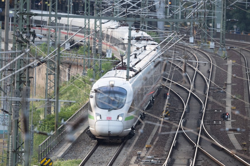 10.08.2022, Sachsen, Dresden: Ein ICE der Deutschen Bahn (DB) f