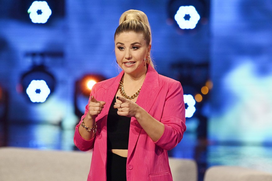 Beatrice Egli bei der Aufzeichnung der SWR-Unterhaltungsshow Die Beatrice Egli Show im Studio H in Berlin-Adlershof. Berlin, 05.04.2022 *** Beatrice Egli at the recording of the SWR entertainment show ...