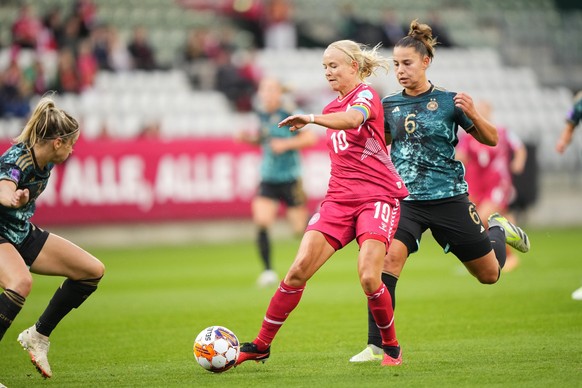 Denmarks Pernille Harder, center, and Germany&#039;s Lena Oberdorf, right, fight for the ball during the Women&#039;s Nations League soccer match between Denmark and Germany at Viborg Stadium in Vibor ...