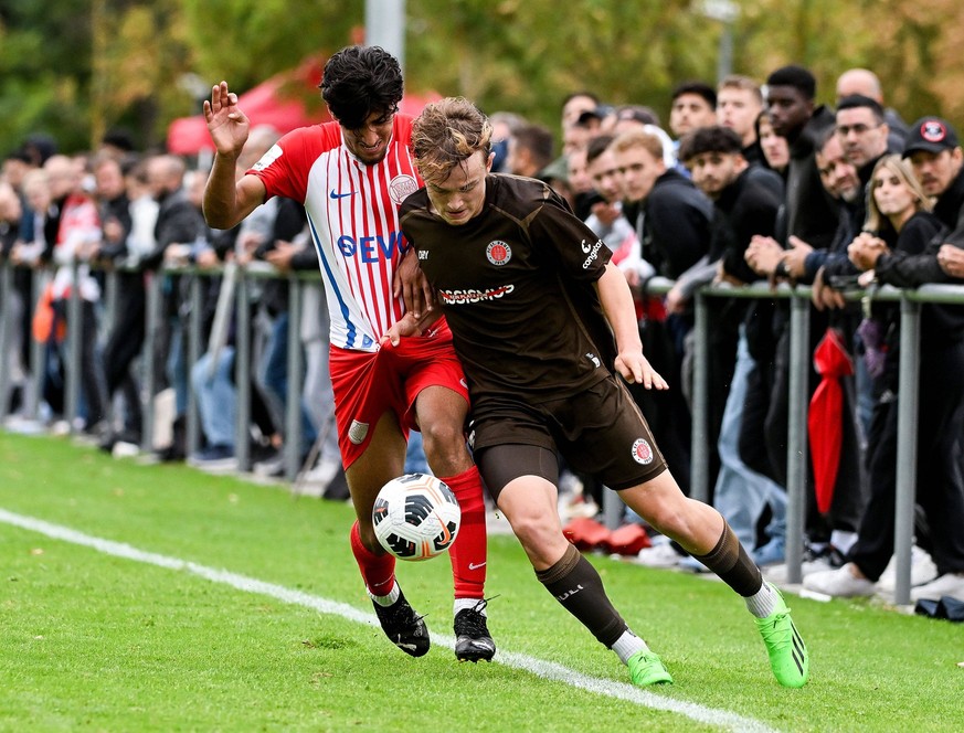10.09.2022, xpsx, Fussball U19 A-Jugend DFB Pokal, Kickers Offenbach - 1.FC St. Pauli v.l. Sercan Suesin OFC, Remo Merke Pauli DFL/DFB REGULATIONS PROHIBIT ANY USE OF PHOTOGRAPHS as IMAGE SEQUENCES an ...
