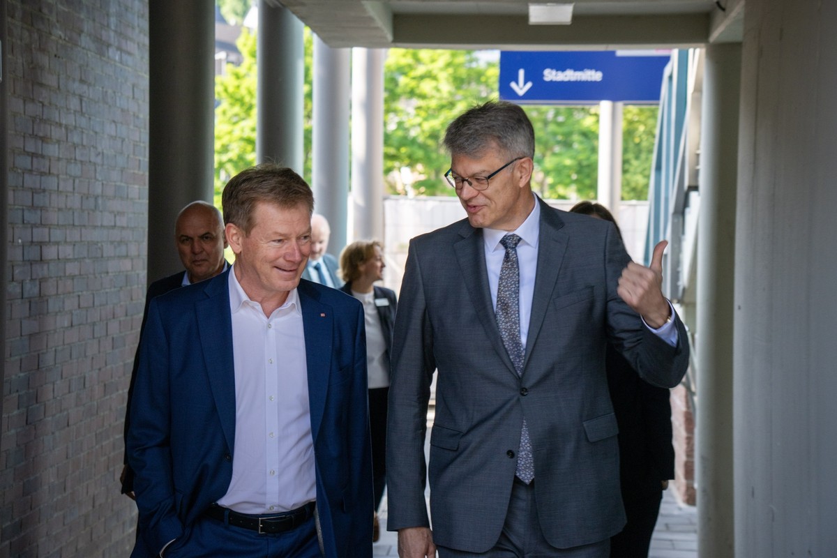 16.06.2025, Rheinland-Pfalz, Gerolstein: Bundesverkehrsminister Patrick Schnieder (r, CDU) und der Vorstandsvorsitzende der Deutschen Bahn, Richard Lutz, unterhalten sich beim Pressetermin der Deutsch ...