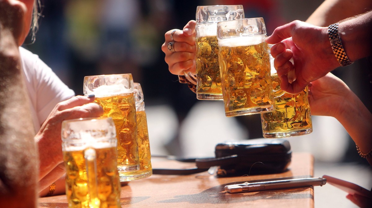 Gemeinsames Zuprosten mit Ma