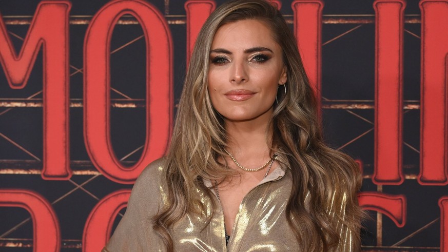 Schauspielerin Sophia Thomalla kommt über den roten Tepich bei der Galapremiere des Musical Moulin Rouge Das Musical in den Kölner Musical Dome *** Actress Sophia Thomalla comes across the red pond at ...