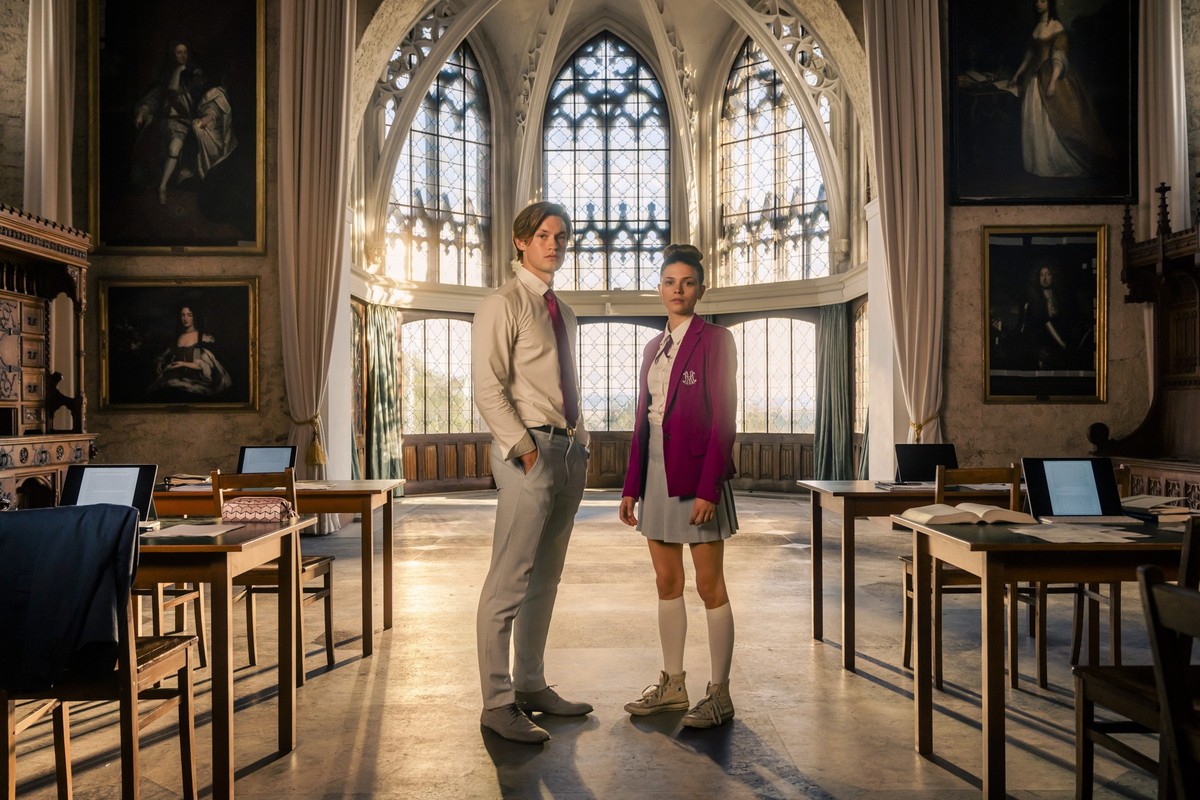 HANDOUT - 06.05.2024, ---: James Beaufort (Damian Hardung) und Ruby Bell (Harriet Herbig-Matten) in der Kulisse der Amazon-Serie