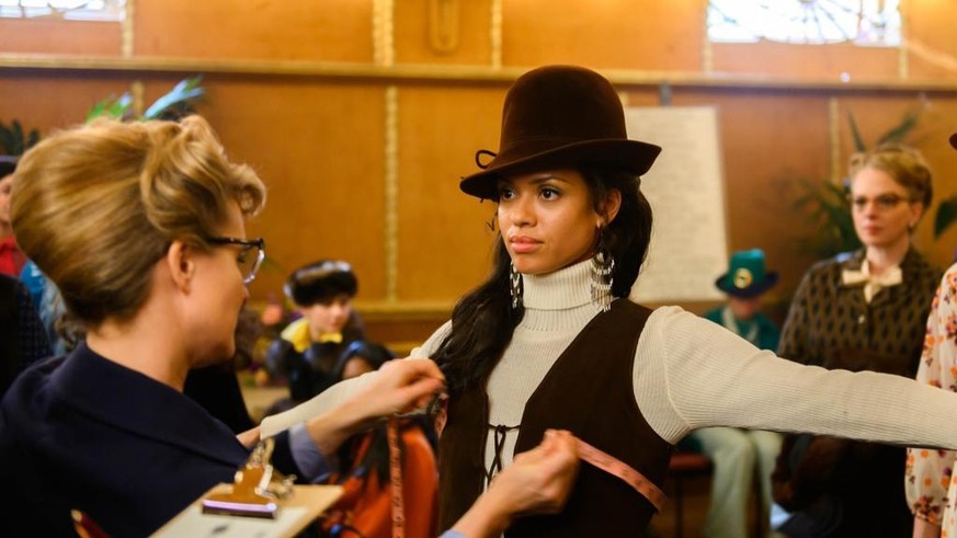 Miss Grenada (Gugu Mbatha-Raw) bei den Vorbereitungen zur Miss World Wahl 1970.