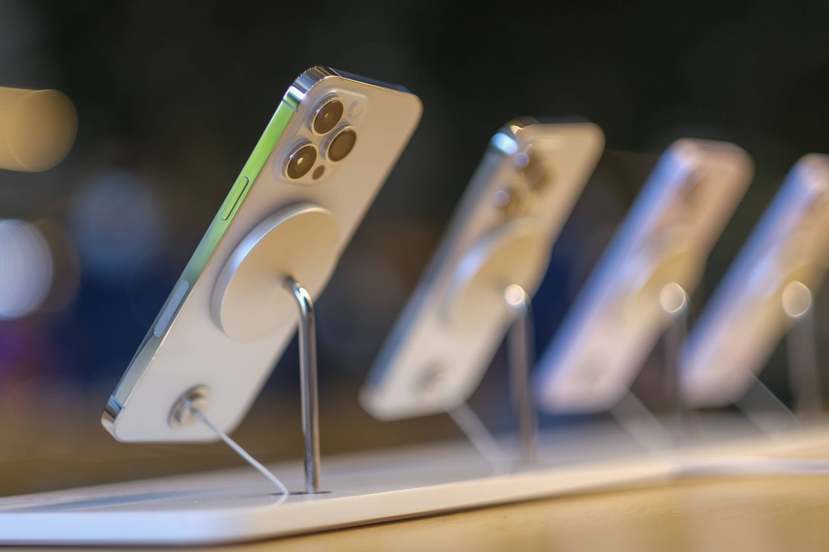 September 16, 2022, Los Angeles, California, USA: A new iPhone 14 Pro is displayed at the Apple The Grove in Los Angeles on Friday, Sept. 16, 2022. Apple s iPhone 14 lineup and Apple Watch Series 8 ar ...
