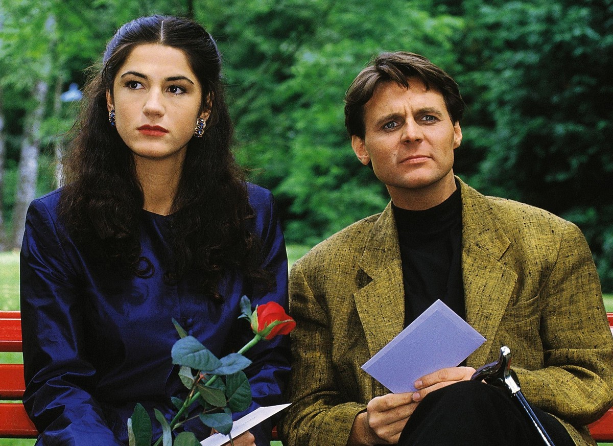 1995: Jo Gerner (Wolfgang Bahro) und Elinor (Mariella Ahrens) fühlen sich bei ihrem geheimen Treffen im Park beobachtet.

+++ Die Verwendung des sendungsbezogenen Materials ist nur mit dem Hinweis und ...