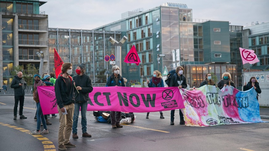 Berlin GER, Berlin, 07.10.20,Extinction Rebellion - XR sperrt Regierungsviertel Extinction Rebellion XR sperrt Regierungsviertel - Deutschen Bundestag, 07.10.2020, *** Berlin GER, Berlin, 07 10 20,Ext ...